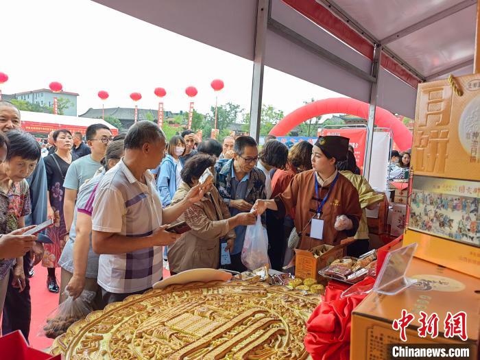 Shanxi celebra Festival do Meio Outono com bolo lunar pesando mais de 100 quilos