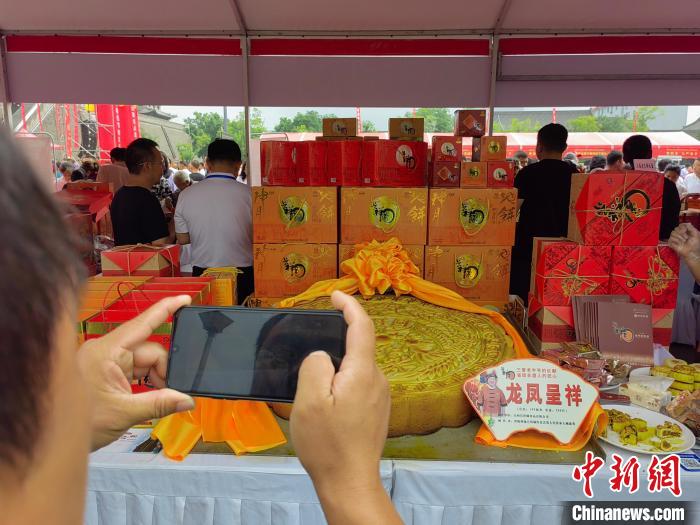 Shanxi celebra Festival do Meio Outono com bolo lunar pesando mais de 100 quilos