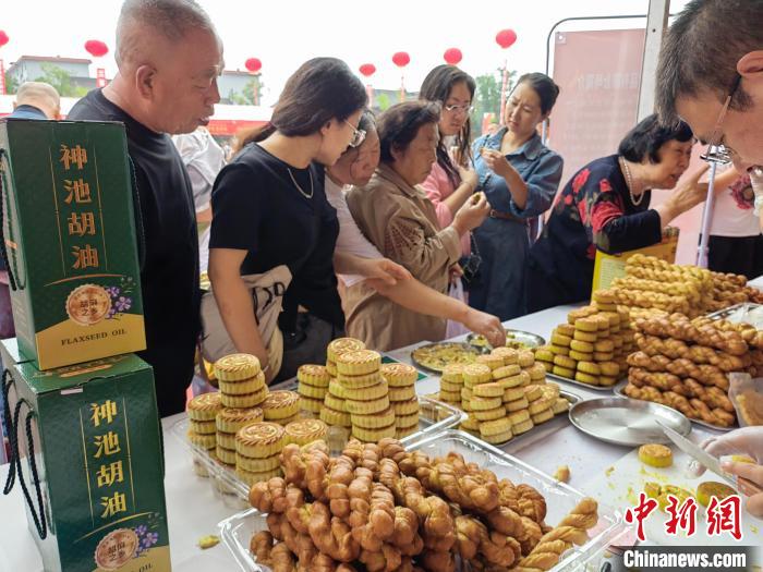 Shanxi celebra Festival do Meio Outono com bolo lunar pesando mais de 100 quilos