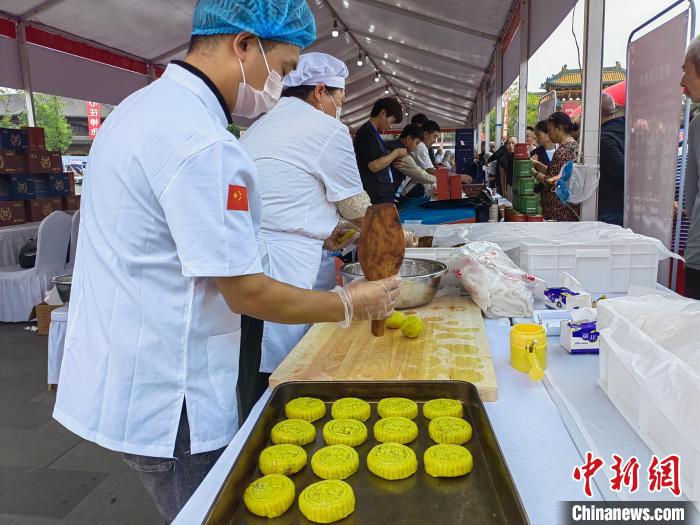 Shanxi celebra Festival do Meio Outono com bolo lunar pesando mais de 100 quilos