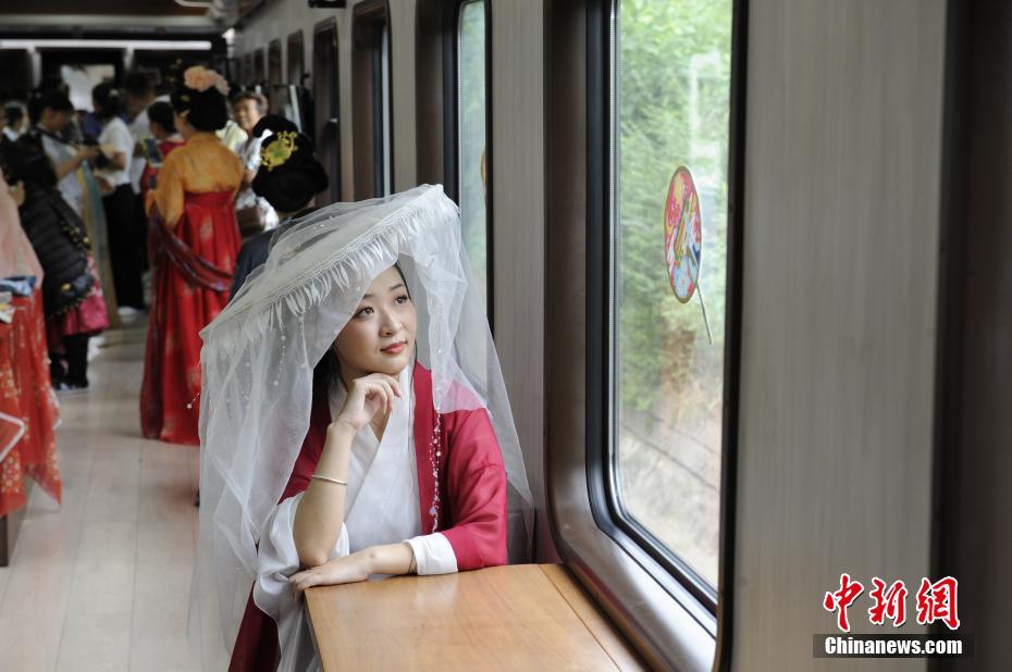 Primeiro trem temático da cultura chinesa é inaugurado em Shaanxi