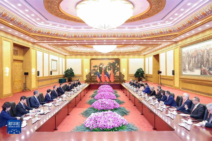 Xi Jinping realiza conversas com presidente venezuelano