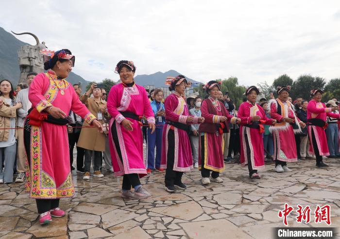 Antiga cidade de etnia Qiang promove turismo étnico