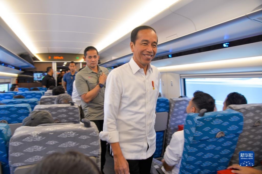 Presidente da Indonésia viaja pela ferrovia de alta velocidade Jacarta-Bandung