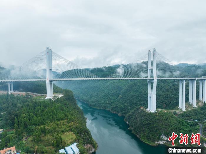 Galeria: ponte Nanmudu sobre rio Wujiang envolta em névoa e nuvens no sudoeste da China