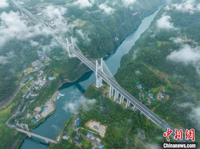 Galeria: ponte Nanmudu sobre rio Wujiang envolta em névoa e nuvens no sudoeste da China