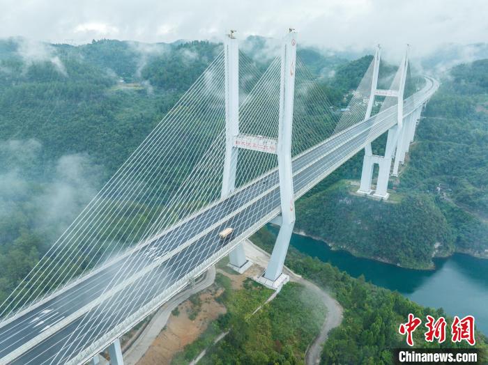 Galeria: ponte Nanmudu sobre rio Wujiang envolta em névoa e nuvens no sudoeste da China