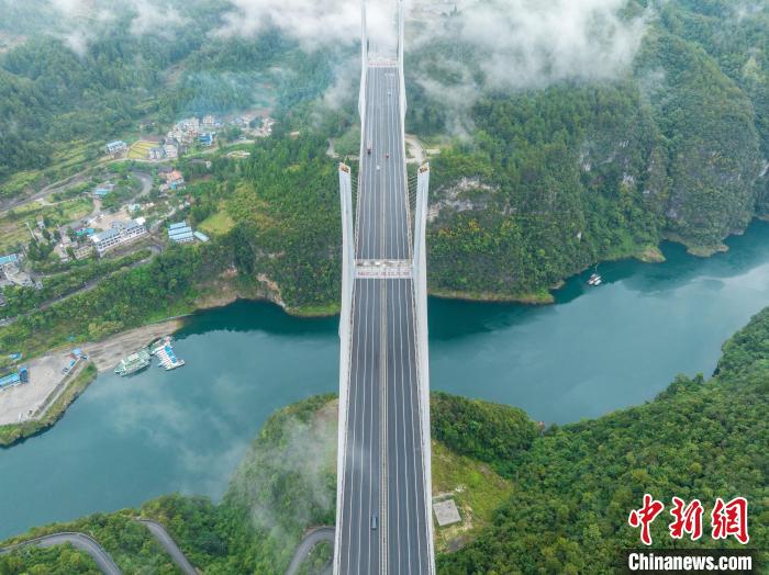 Galeria: ponte Nanmudu sobre rio Wujiang envolta em névoa e nuvens no sudoeste da China