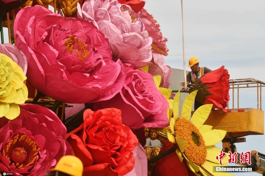 Canteiros de flores são instalados na Praça Tiananmen para feriado do Dia Nacional