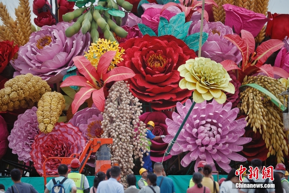 Canteiros de flores são instalados na Praça Tiananmen para feriado do Dia Nacional