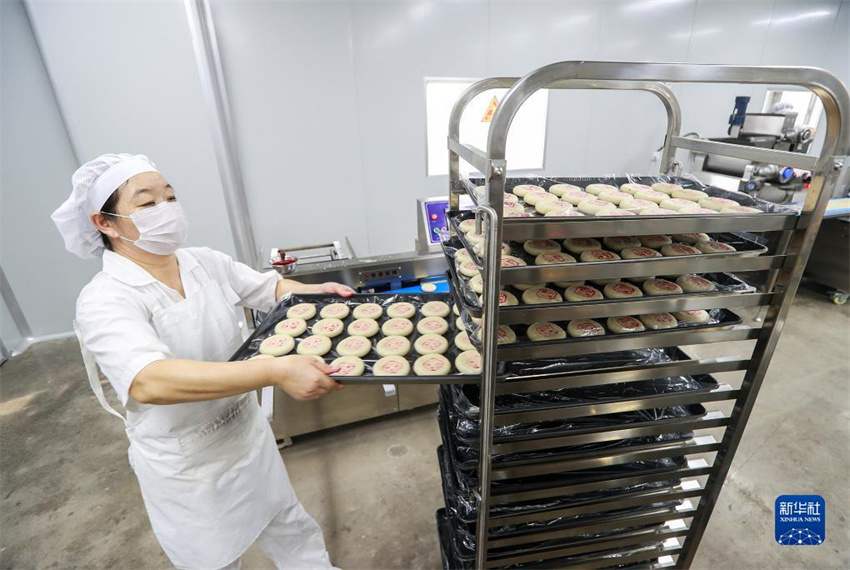 Bolos da lua são produzidos para celebração do Festival do Meio Outono