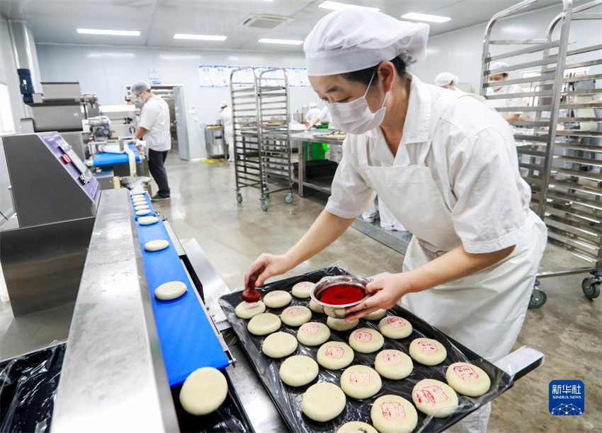 Bolos da lua são produzidos para celebração do Festival do Meio Outono