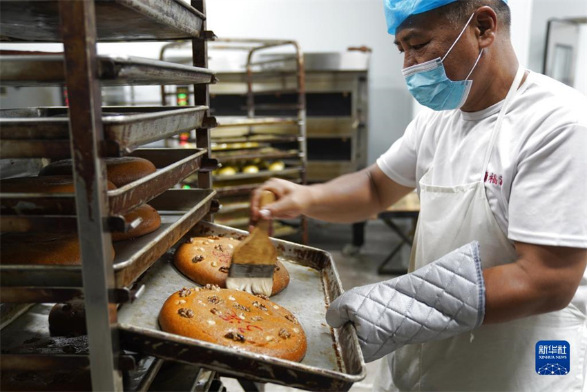 Bolos da lua são produzidos para celebração do Festival do Meio Outono