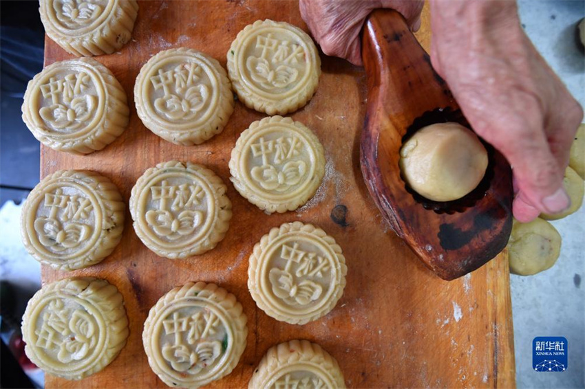 Bolos da lua são produzidos para celebração do Festival do Meio Outono