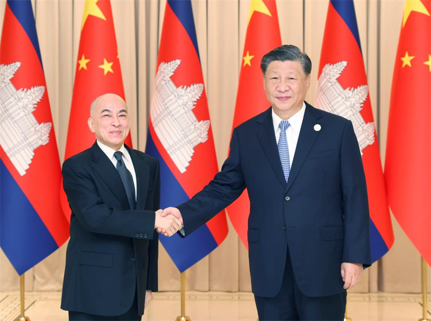 Xi Jinping reúne-se com rei do Camboja