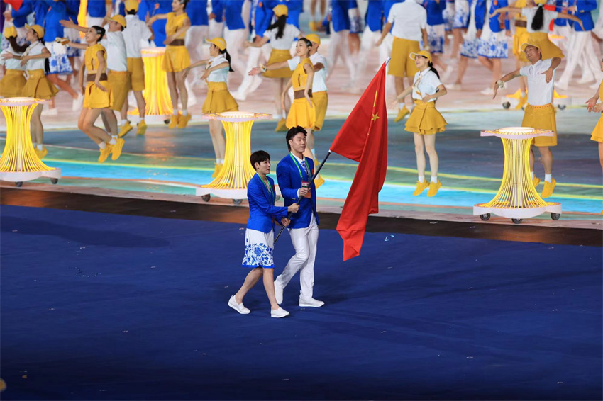 Qin e Yang lideram delegação chinesa entrando no estádio