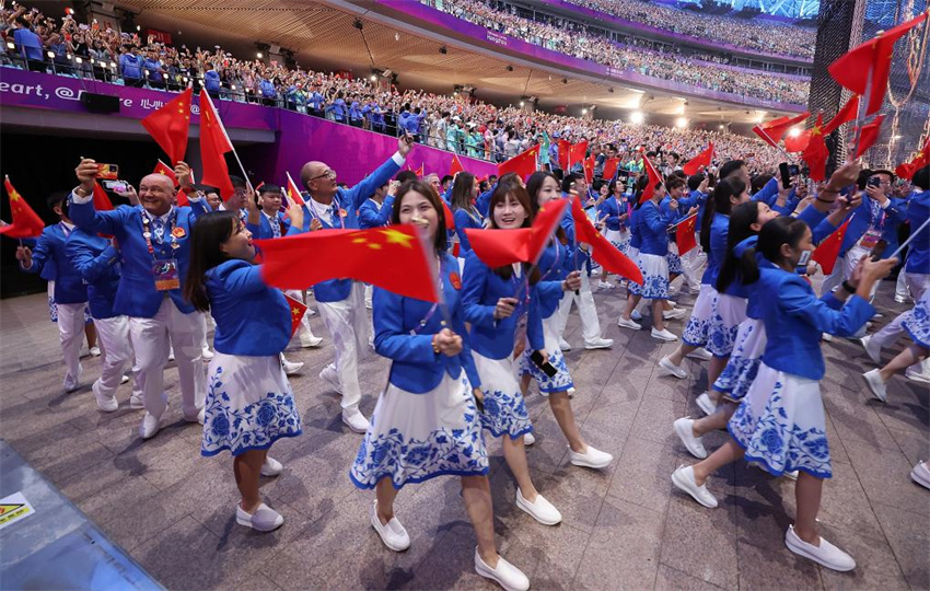 Qin e Yang lideram delegação chinesa entrando no estádio