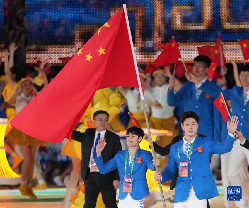 Qin e Yang lideram delegação chinesa entrando no estádio