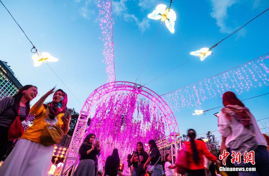 Feira de lanternas é organizada no Parque Victoria em Hong Kong