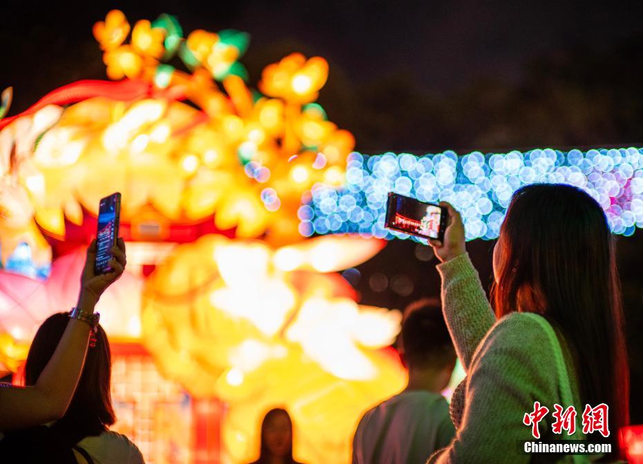 Feira de lanternas é organizada no Parque Victoria em Hong Kong