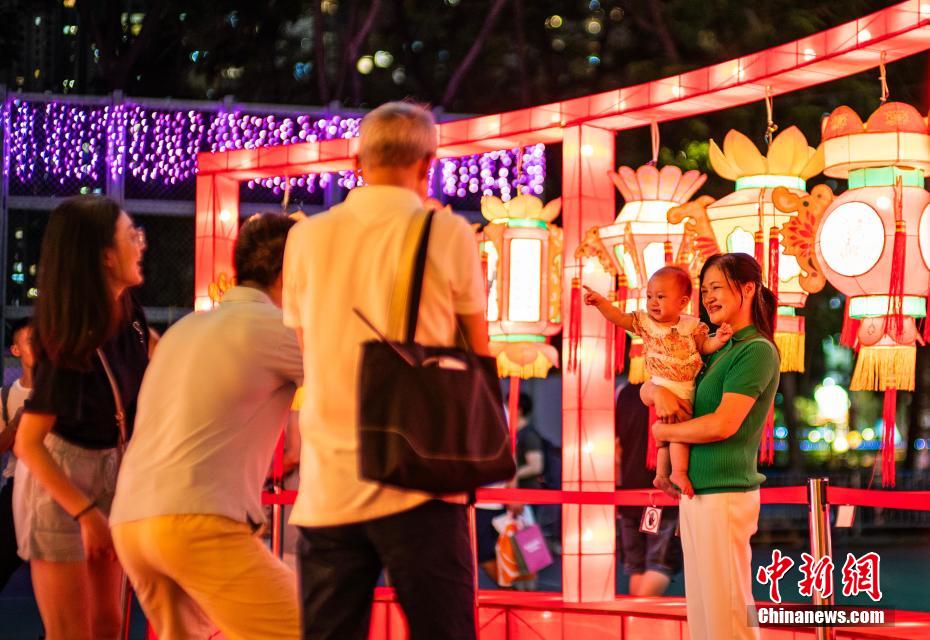 Feira de lanternas é organizada no Parque Victoria em Hong Kong