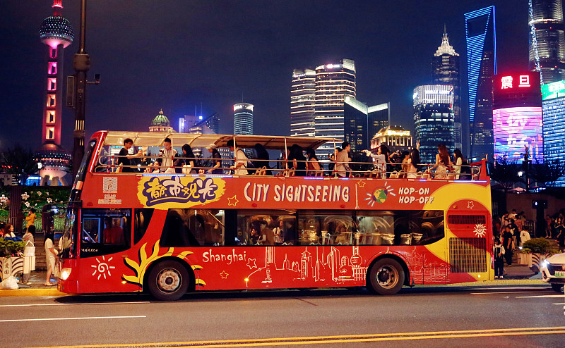 Shanghai: ônibus conversíveis de dois andares se despedem dos passageiros