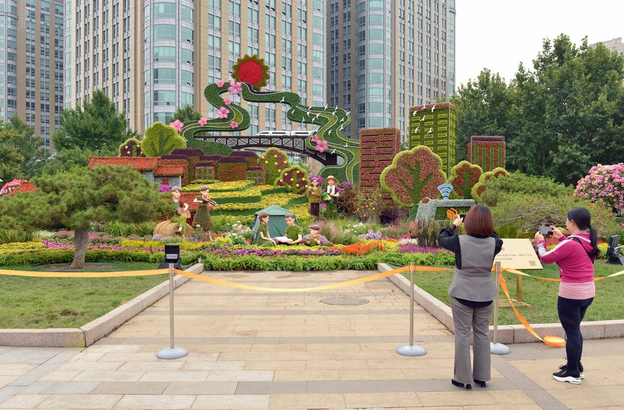 Arranjos florais adornam Beijing para feriados do Festival do Meio Outono e Dia Nacional