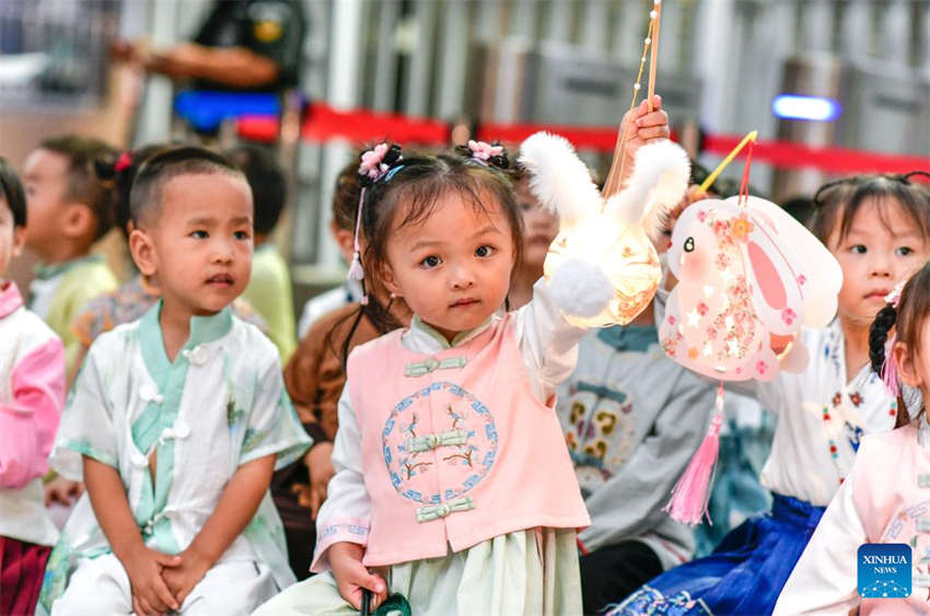 Festival do Meio Outono é celebrado em toda a China