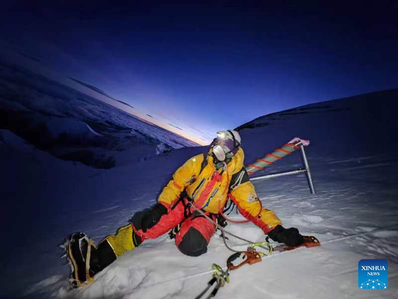 Equipe de expedição chinesa chega ao pico do Monte Cho Oyu para pesquisa científica