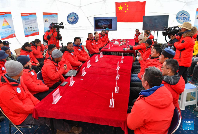 Equipe de expedição chinesa chega ao pico do Monte Cho Oyu para pesquisa científica