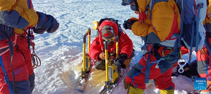 Equipe de expedição chinesa chega ao pico do Monte Cho Oyu para pesquisa científica