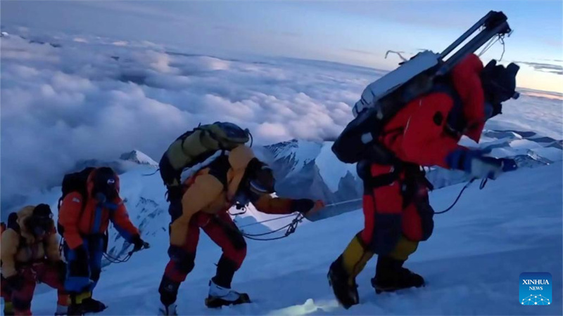 Equipe de expedição chinesa chega ao pico do Monte Cho Oyu para pesquisa científica