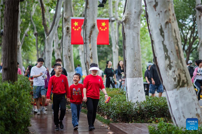 Povo chinês desfruta do feriado do Dia Nacional em todo o país