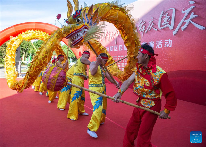 Povo chinês desfruta do feriado do Dia Nacional em todo o país