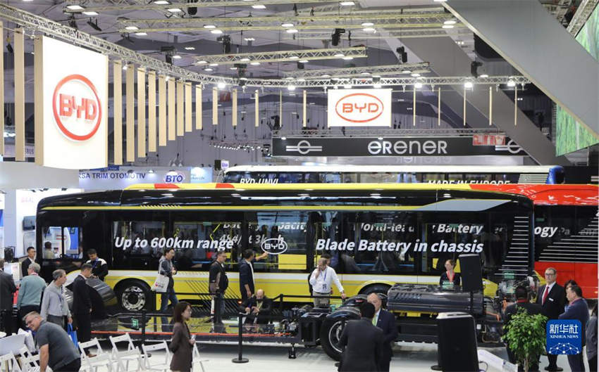 Ônibus elétricos da China em exposição na Busworld Europa de 2023