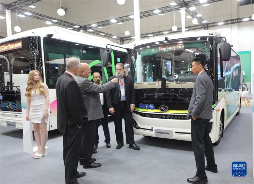 Ônibus elétricos da China em exposição na Busworld Europa de 2023