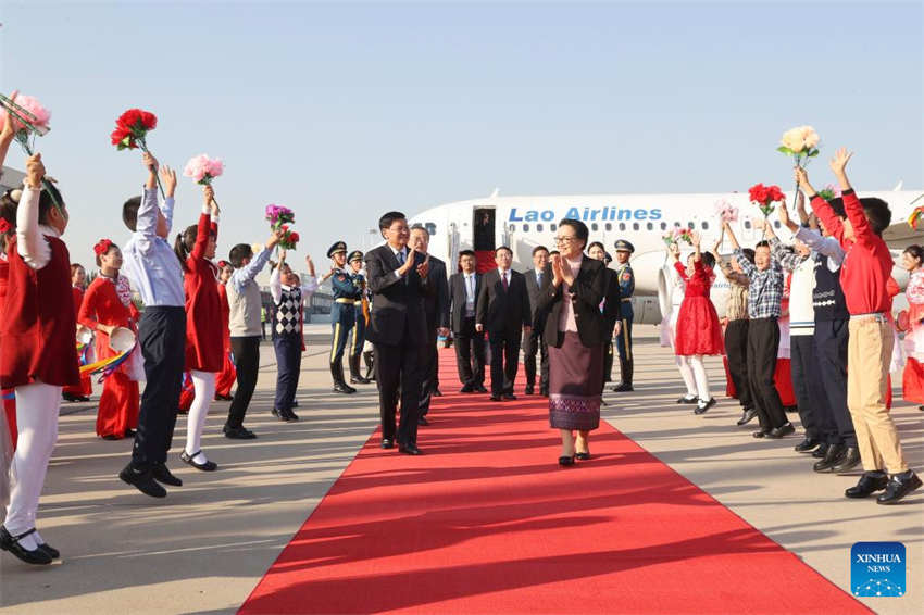 Presidente do Laos chega a Beijing para 3º Fórum do Cinturão e Rota para Cooperação Internacional