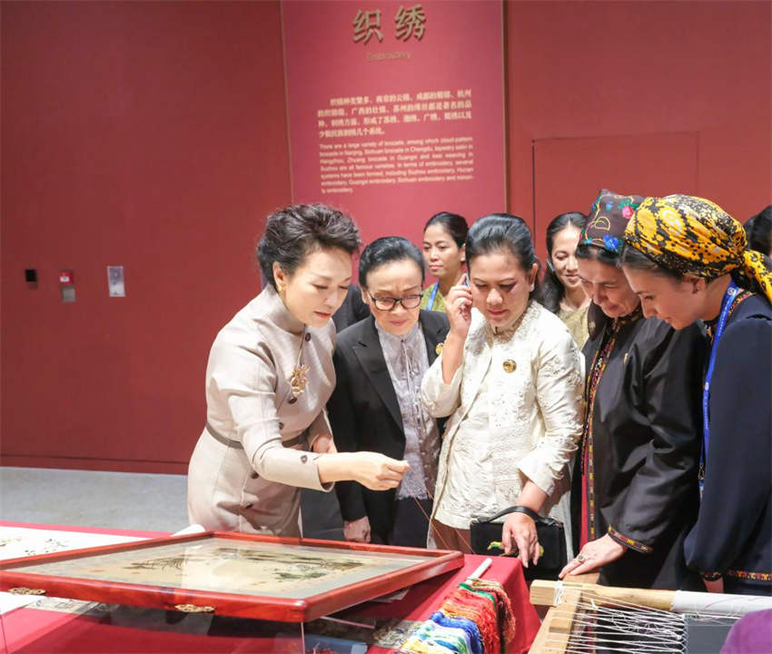 Peng Liyuan e cônjuges de líderes estrangeiros visitam Museu Nacional de Artes e Artesanatos da China