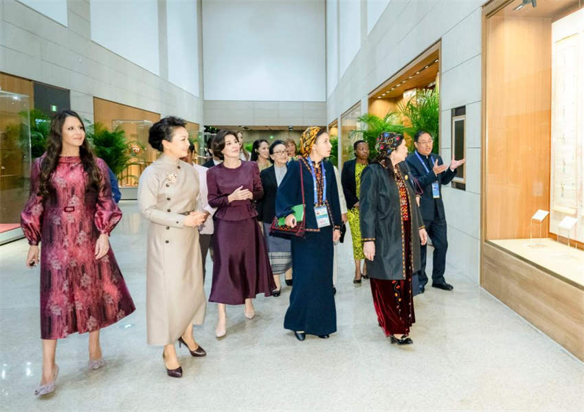 Peng Liyuan e cônjuges de líderes estrangeiros visitam Museu Nacional de Artes e Artesanatos da China