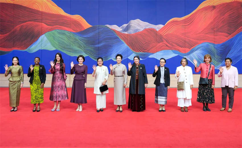 Peng Liyuan e cônjuges de líderes estrangeiros visitam Museu Nacional de Artes e Artesanatos da China