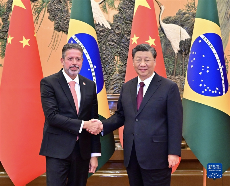 Xi Jinping reúne-se com presidente da Câmara dos Deputados do Brasil