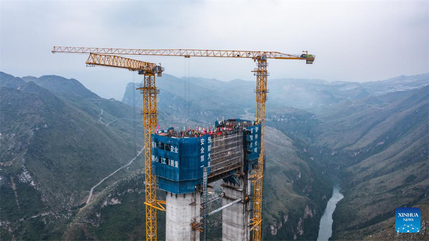 Torre principal da ponte mais alta do mundo concluída no sudoeste da China