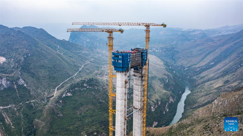 Torre principal da ponte mais alta do mundo concluída no sudoeste da China