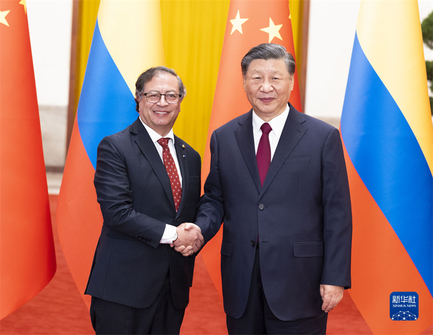 Xi Jinping realiza conversações com presidente colombiano, elevando os laços para parceria estratégica