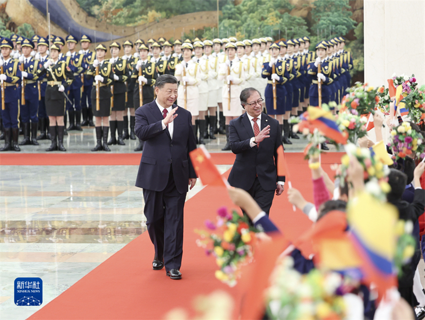 Xi Jinping realiza conversações com presidente colombiano, elevando os laços para parceria estratégica