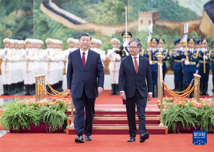 Xi Jinping realiza conversações com presidente colombiano, elevando os laços para parceria estratégica