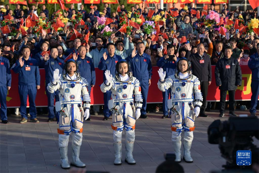 Realizada cerimônia de despedida para astronautas chineses da missão Shenzhou-17