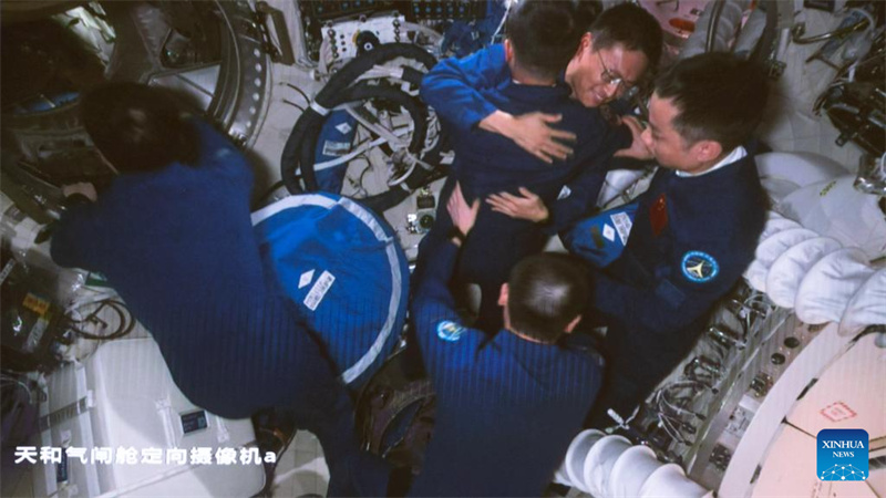 Astronautas da Shenzhou-17 entram na estação espacial e completam a transferência em quatro dias