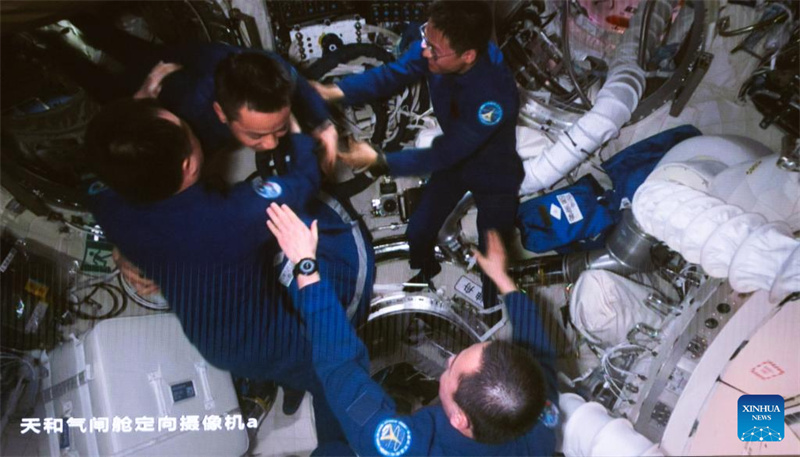 Astronautas da Shenzhou-17 entram na estação espacial e completam a transferência em quatro dias