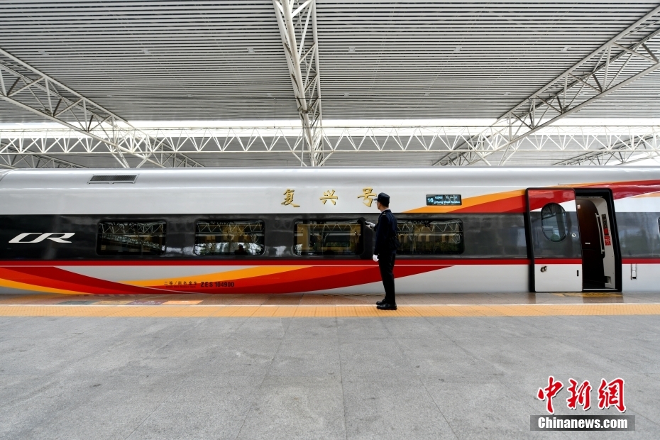 Trajeto ferroviário de alta velocidade Chengdu-Hong Kong começa a operar com novo trem